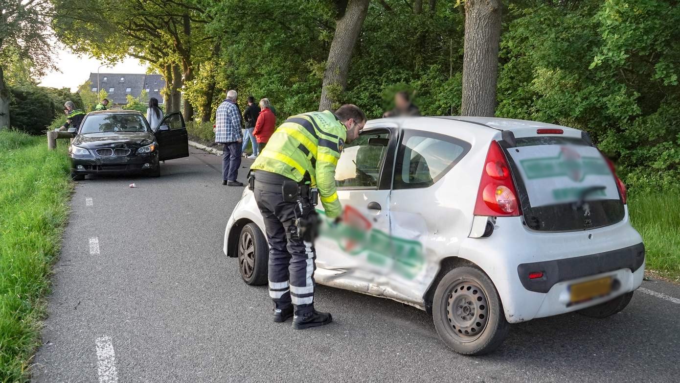 Beide bestuurders aangehouden na botsing bij wegversmalling