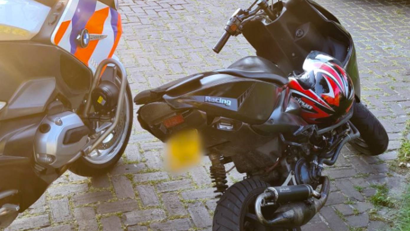 Korte achtervolging door Sappemeer: 15-jarige jongen rijdt stiekem op opgevoerde scooter van moeder