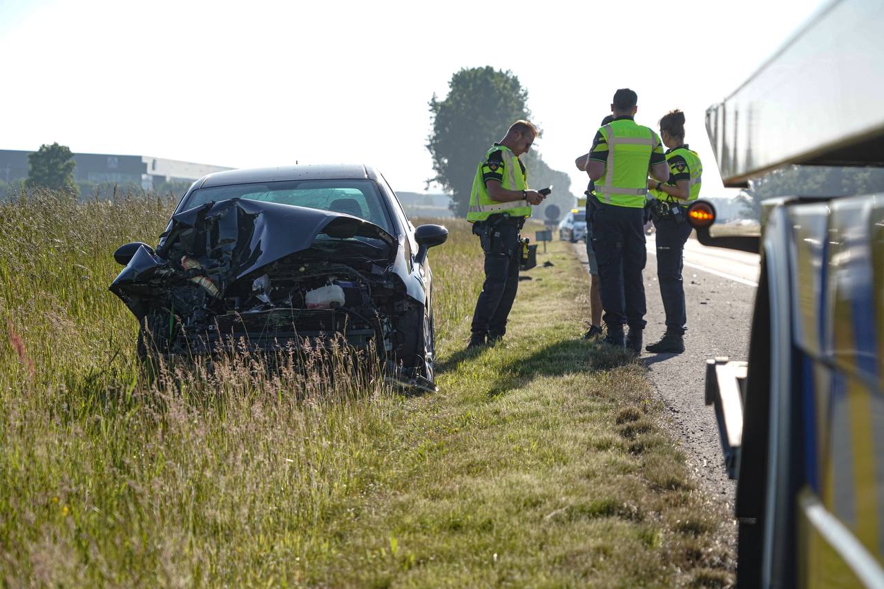 Automobilist botst achterop busje met marktkraam op de A7 bij Oostwold