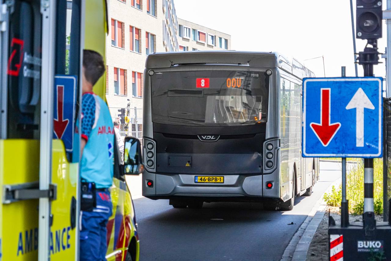 Fietser en lijnbus botsen in stad Groningen