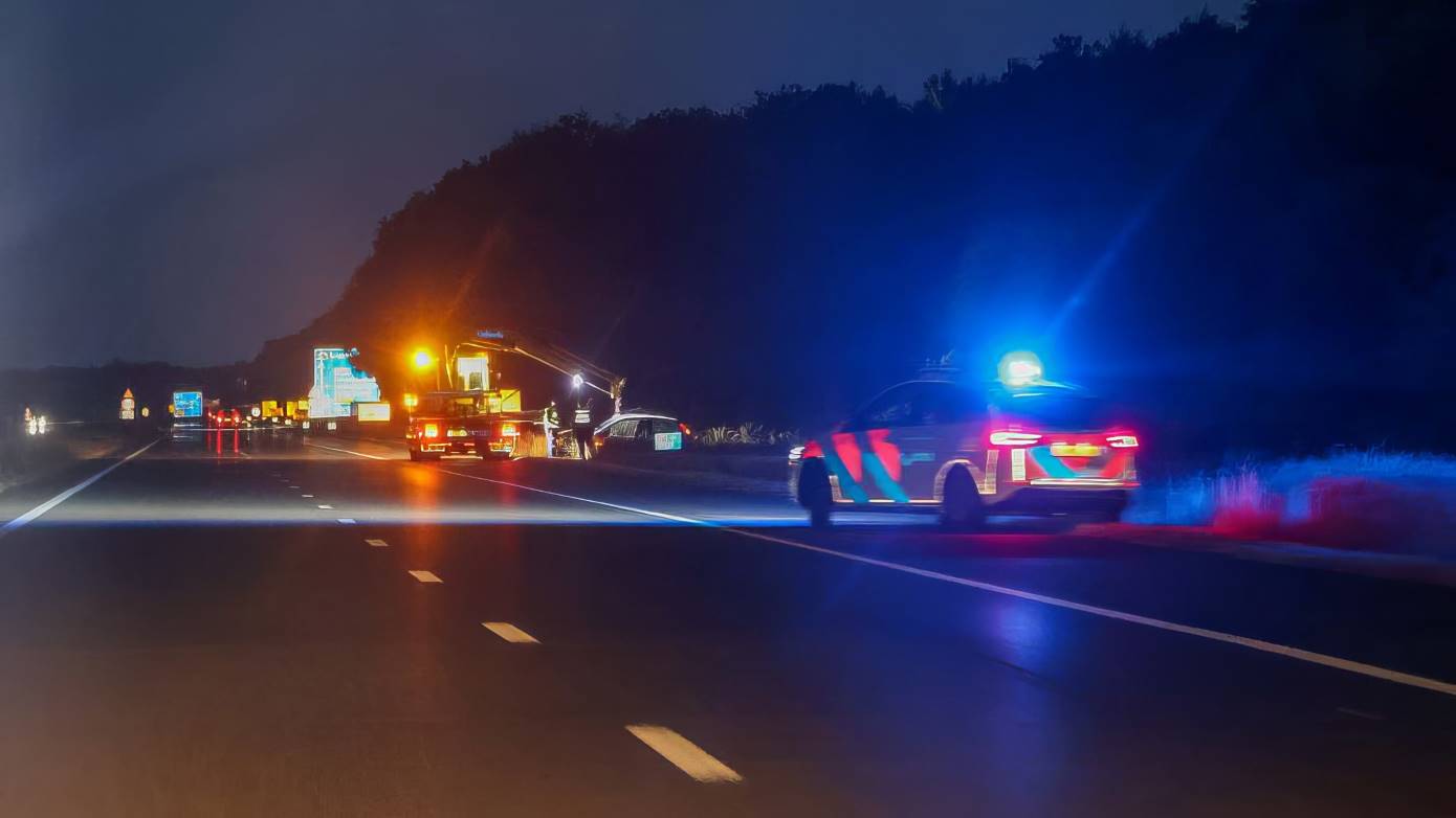 Automobilist raakt van de weg en belandt in de sloot op de A7