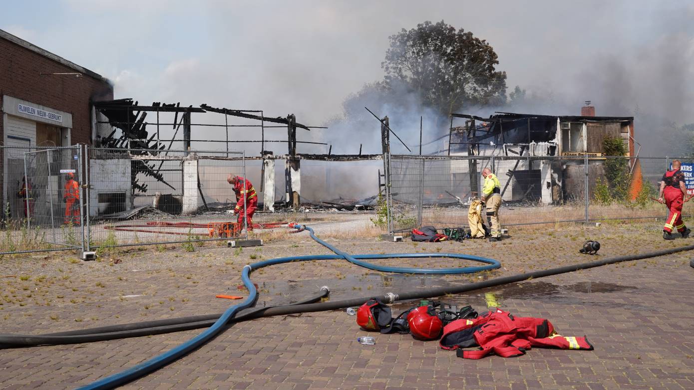 Minderjarige jongen aangehouden voor betrokkenheid bij zeer grote brand (video)