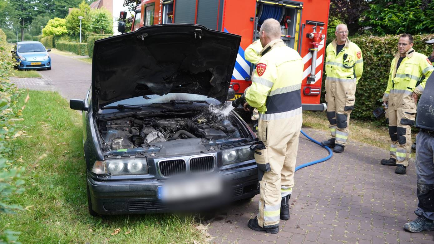 Auto vat vlam midden in woonwijk in Groningen