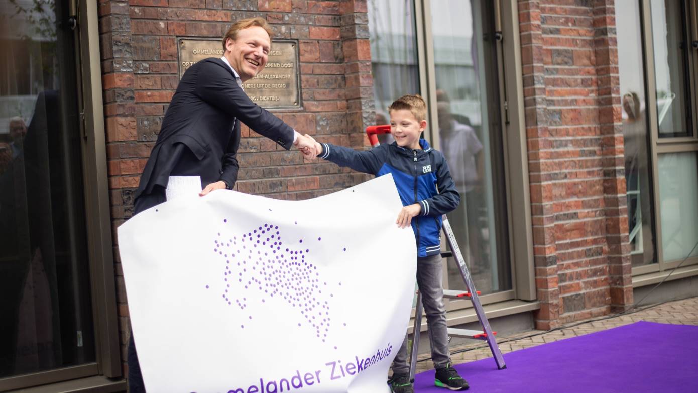 Plaquette Ommelander Ziekenhuis ter ere van vijf jaar Scheemda officieel onthuld