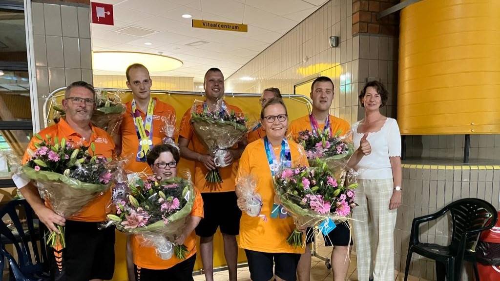 Huldiging zwemmers De Brug Midden-Groningen voor resultaten tijdens de Special Olympics in Berlijn