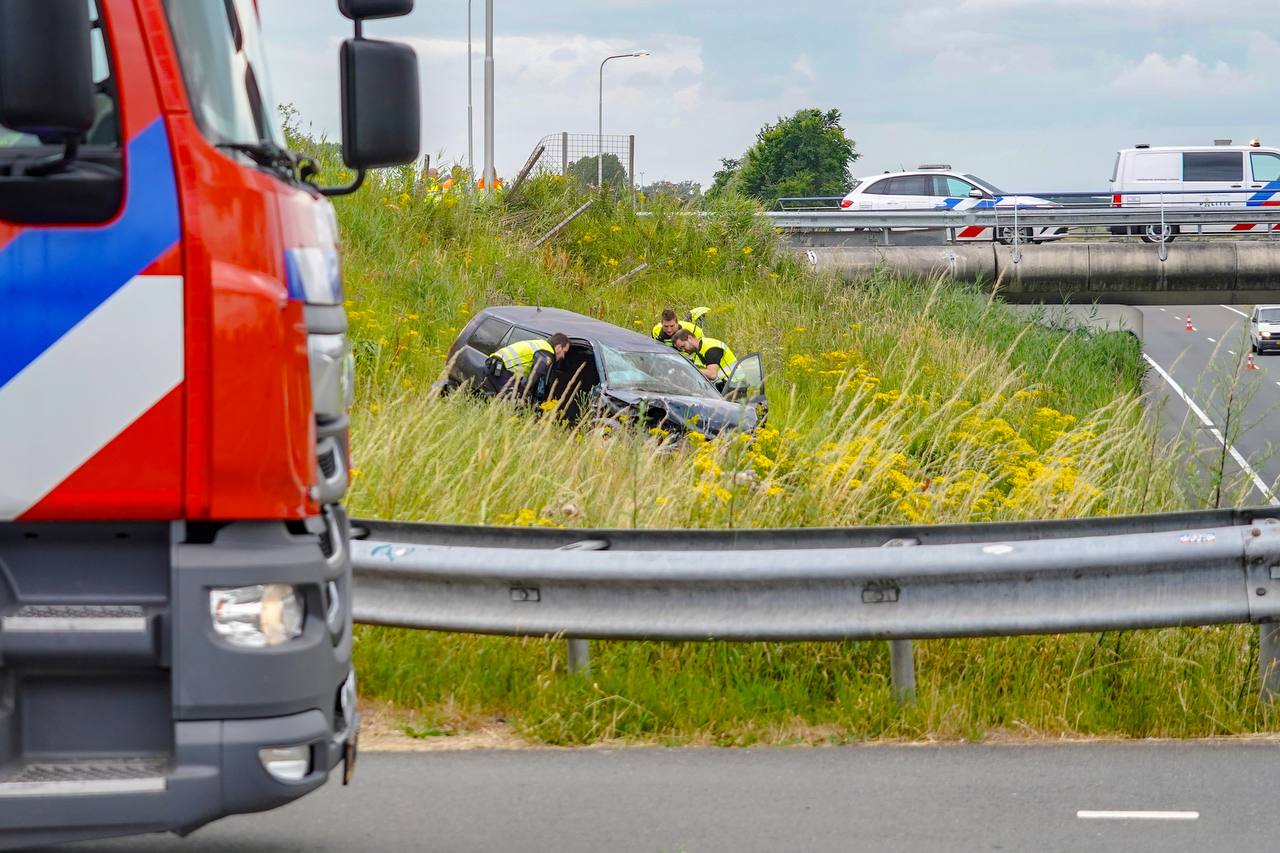 Auto schiet door bij afrit A7 Winschoten en belandt op talud