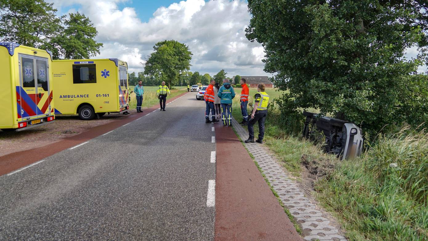 Auto belandt op de zijkant in de sloot bij Midwolde