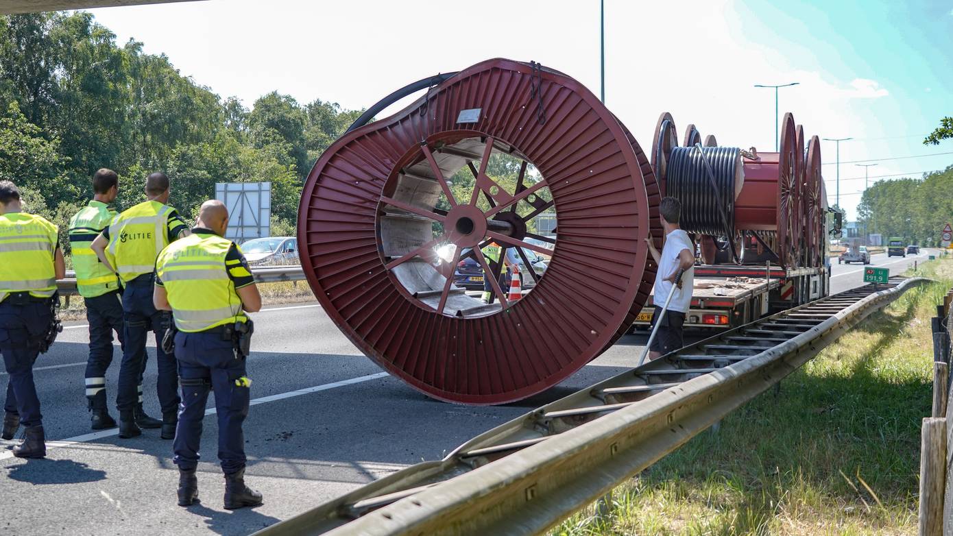 Vrachtwagen verliest deel van lading op A7 bij Hoogkerk (video)