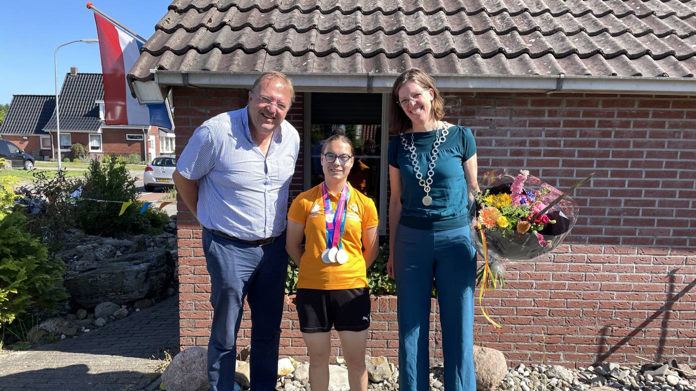 Wielrenster Jolein Boom, medaillewinnares op de Special Olympics World Games, in het zonnetje gezet.