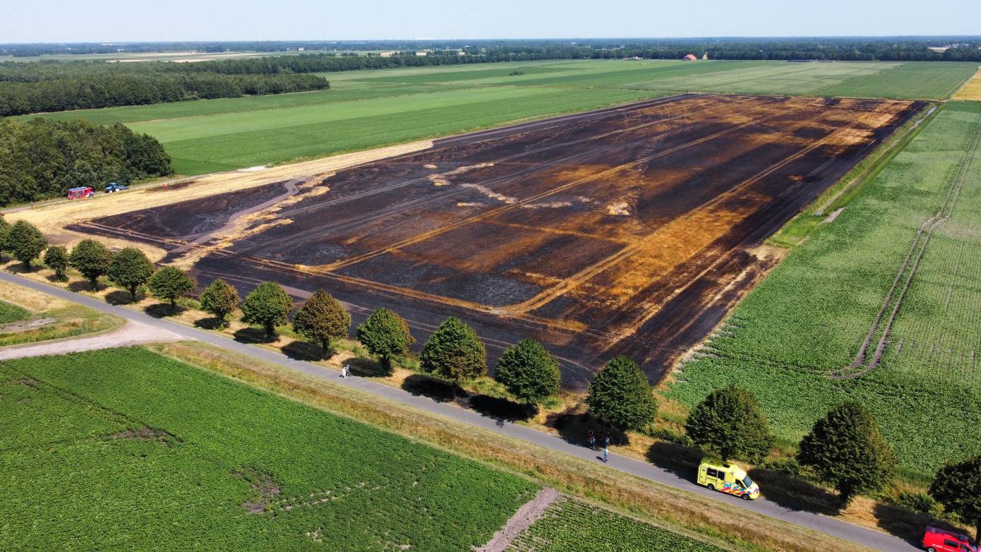 Grote natuurbrand legt akker van elf hectare in as  (video)