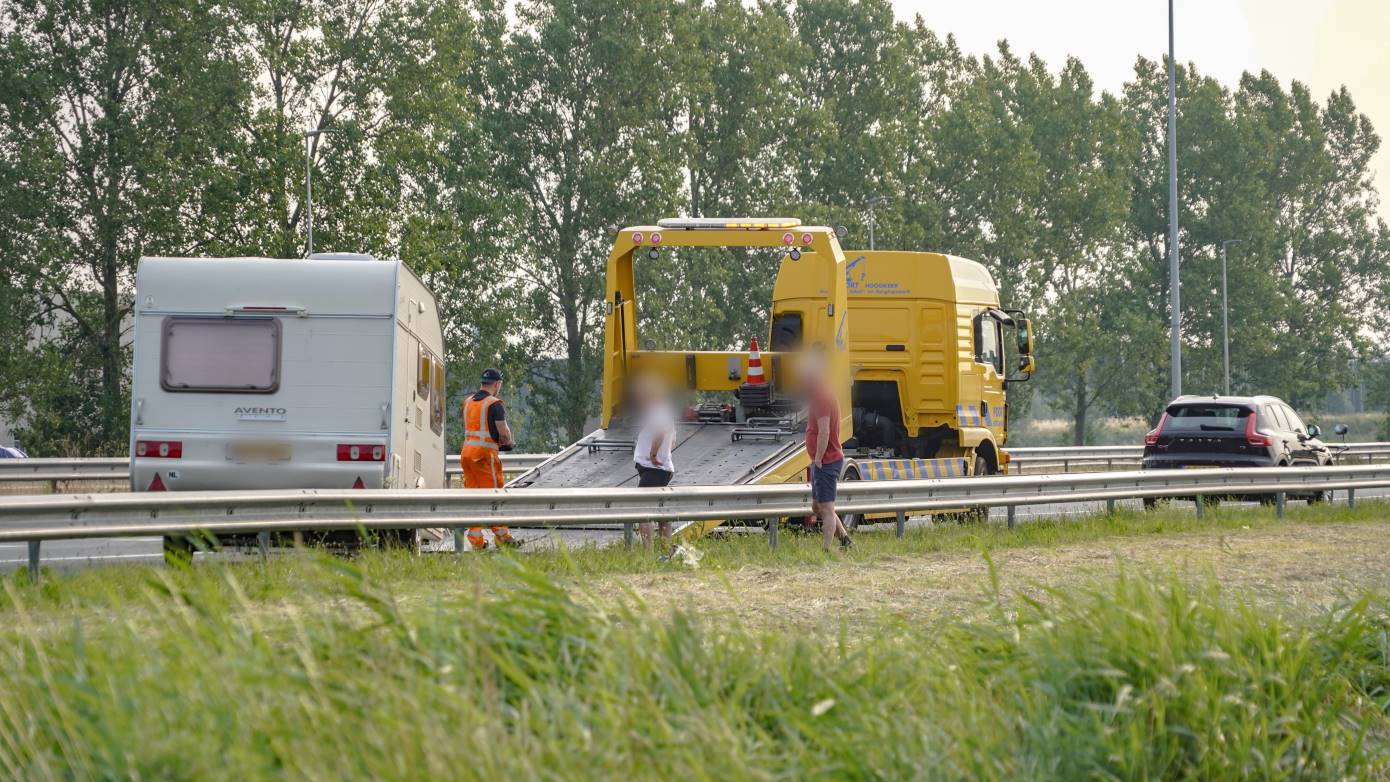 Caravan schiet achter auto los op de A7