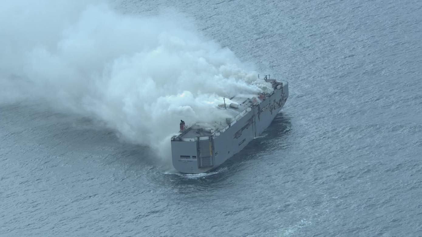 Dode en 23 gewonden bij brand op schip met 2800 auto's; dit is wat we nu weten (video)