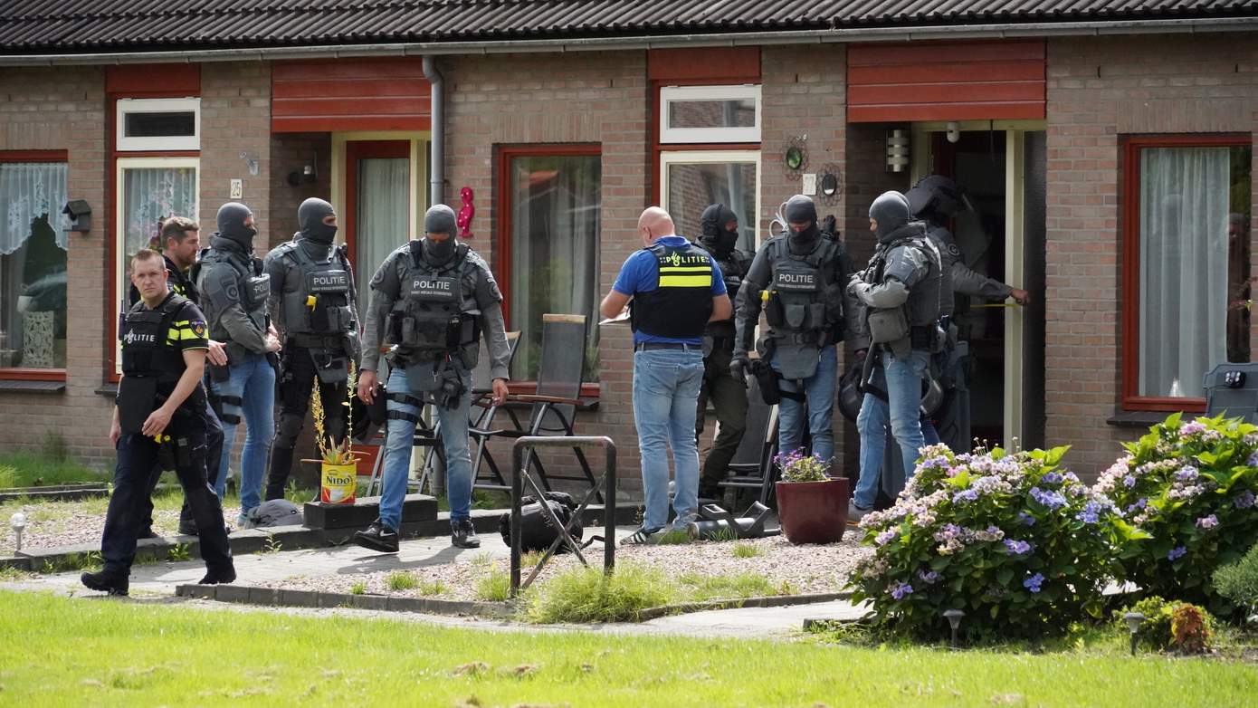 Arrestatieteam doet inval na schietpartij midden op straat