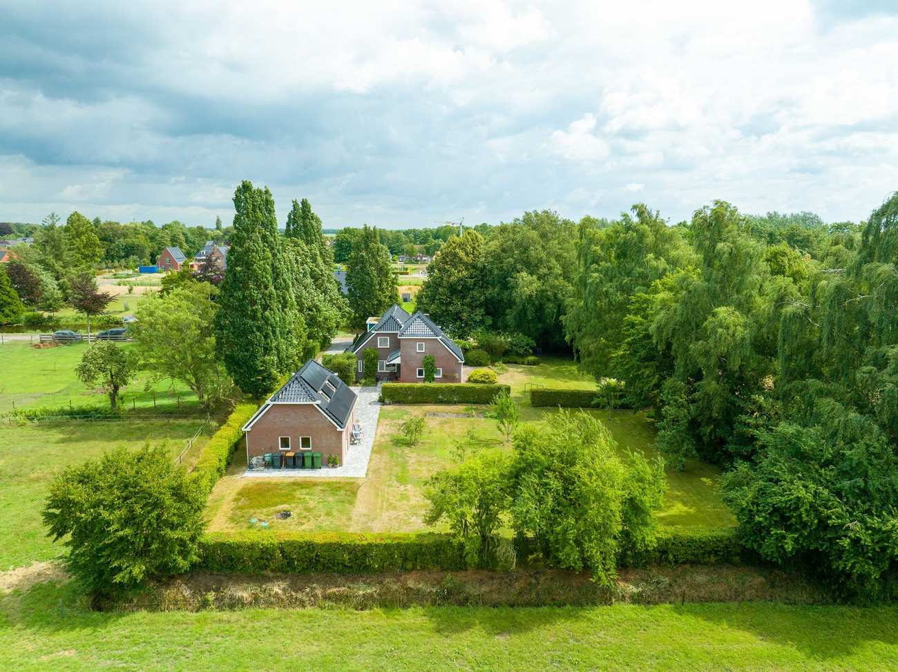 Te koop in Groningen: robuust vrijstaand landhuis met eigen boomgaard en 6 slaapkamers