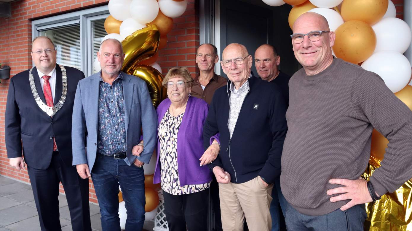 Burgemeester Ben Visser feliciteert echtpaar Hofman-Eisinga met hun 60-jarig huwelijk
