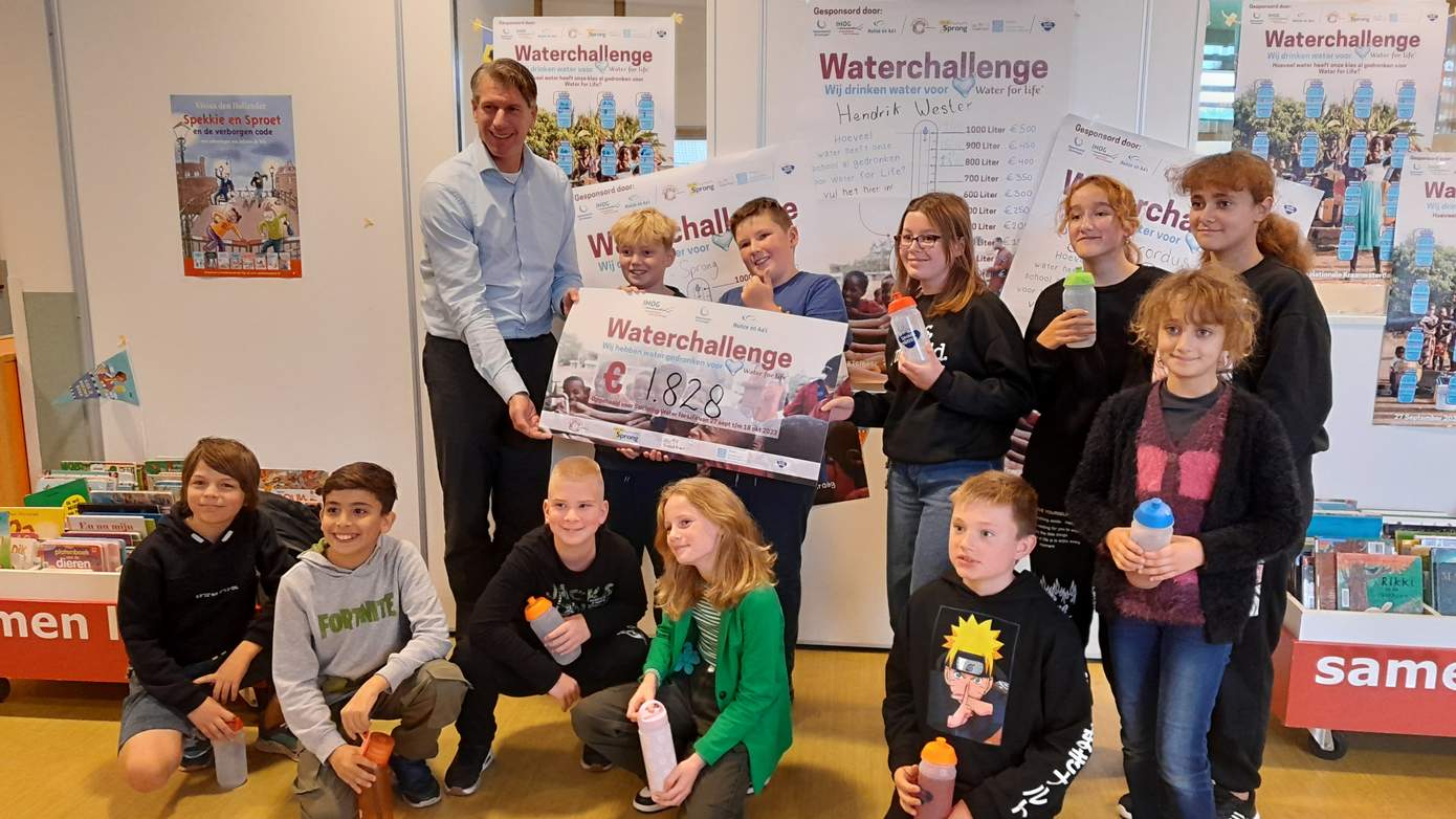 Leerlingen van scholen Oude Pekela hebben 1.828 euro opgehaald voor Water for Life