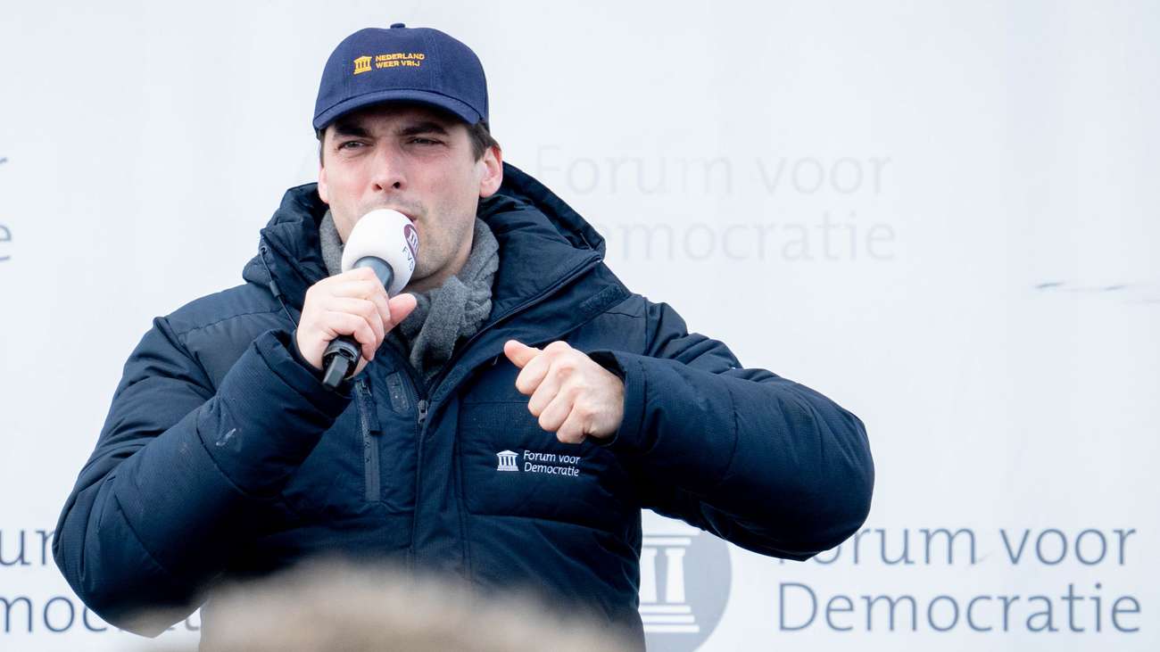 Video: Thierry Baudet van Forum voor Democratie overgebracht naar UMCG na aanval