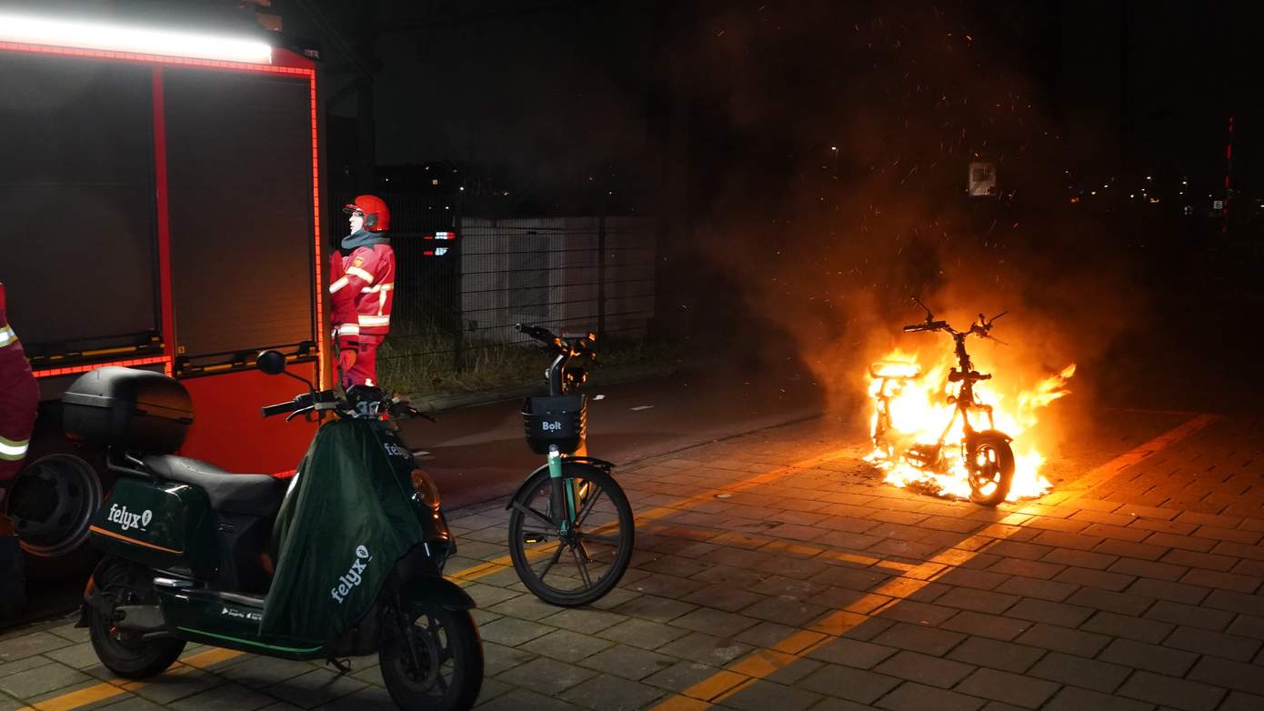 Scooter volledig uitgebrand in Stad