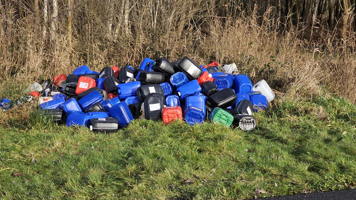 Politie doet onderzoek naar drie dumpingen van vaten met chemicaliën in provincie Groningen