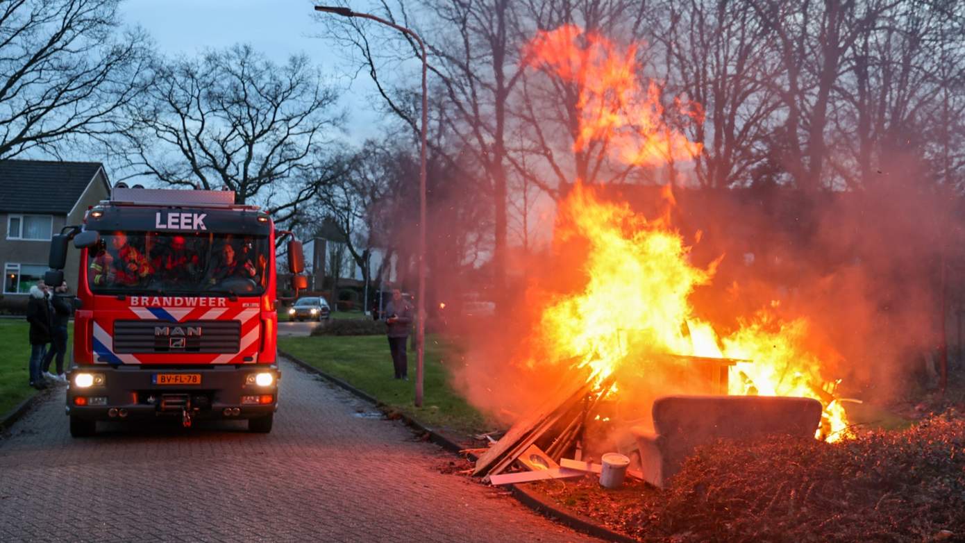 Brandweer blust brandjes in Leek, Hoogezand en Zevenhuizen