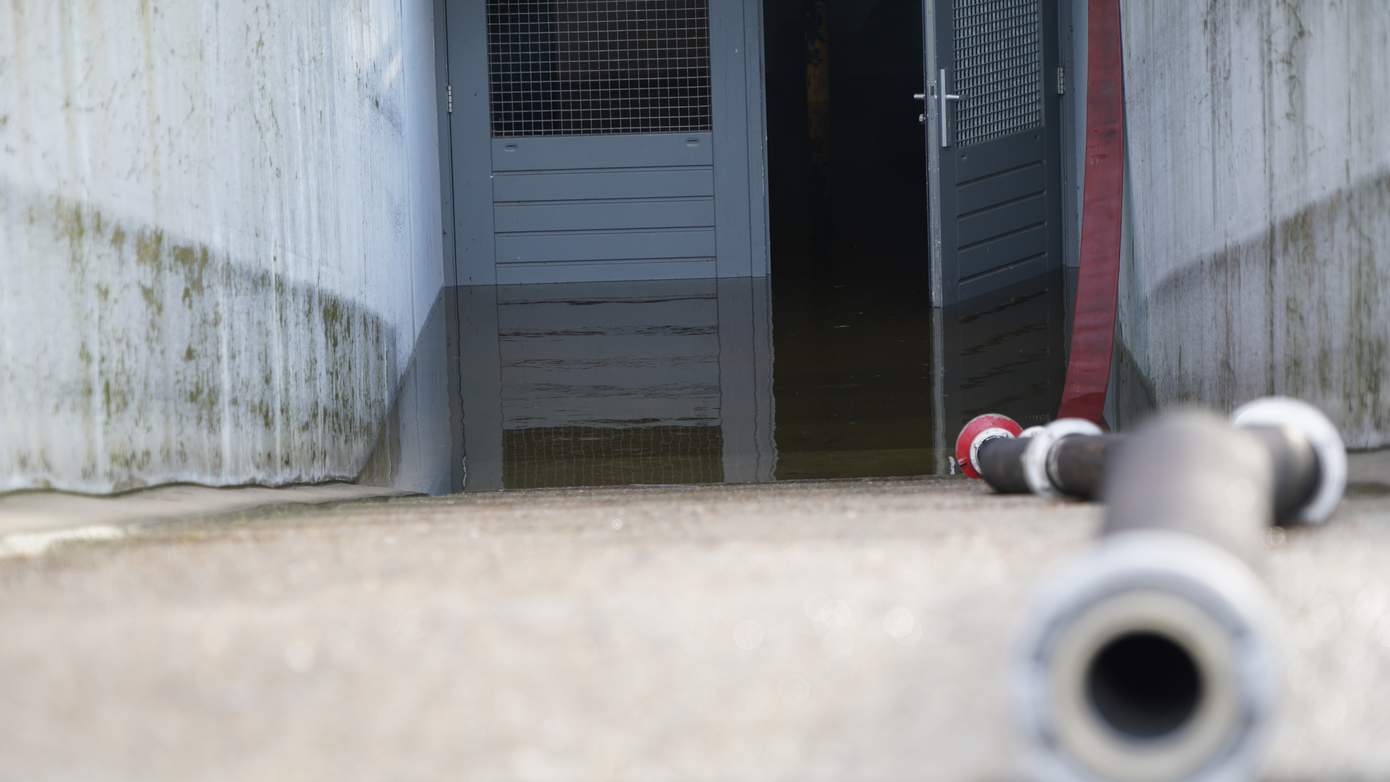 Kelder van Gomarus college in Groningen staat vol water maar brandweer kan niks doen