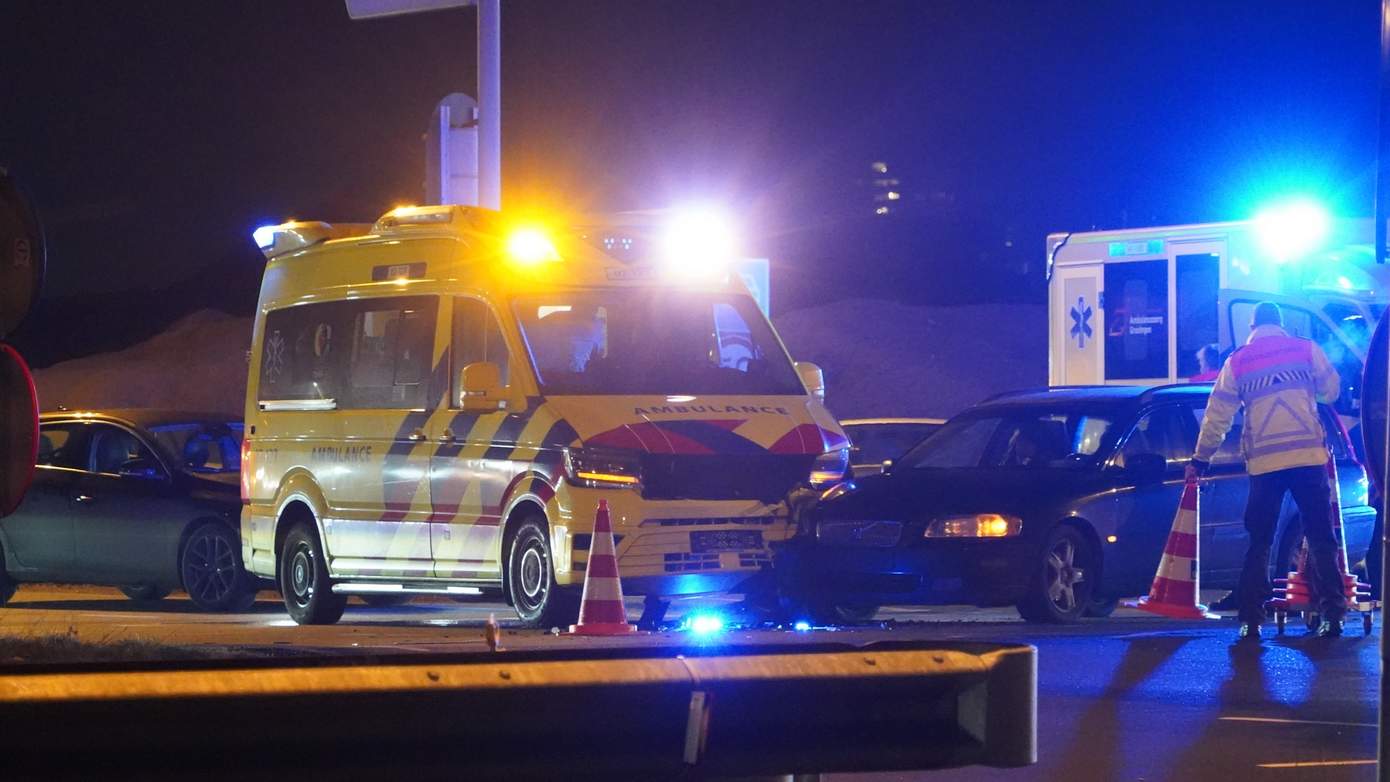 Ambulance met spoed met patiënt achterin en auto botsen op Julianaplein