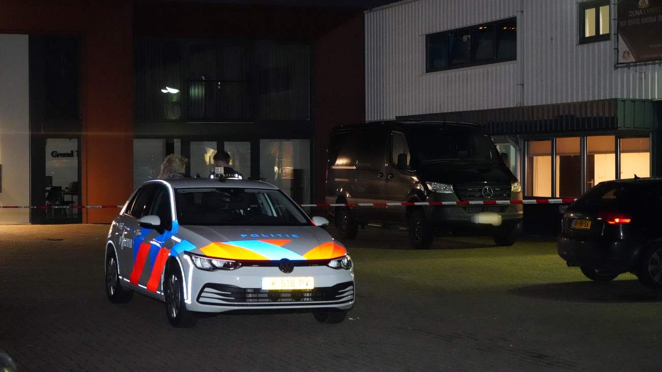 Politie rijdt in Almere vrachtwagen met chemicaliën klem wegens betrokkenheid bij vondst drugslab