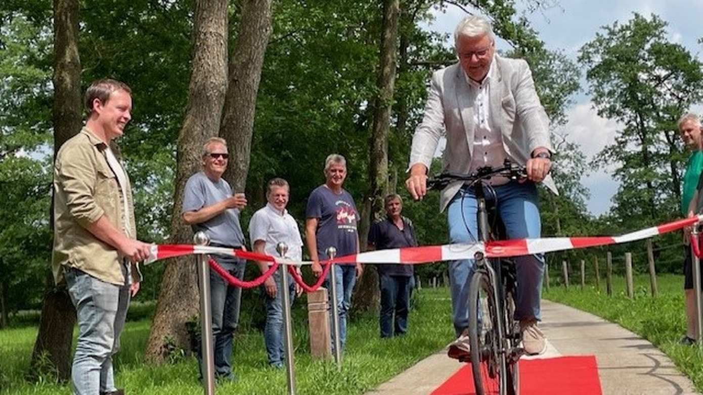 Wethouder Stomphorst neemt vernieuwd fietspad officieel in gebruik