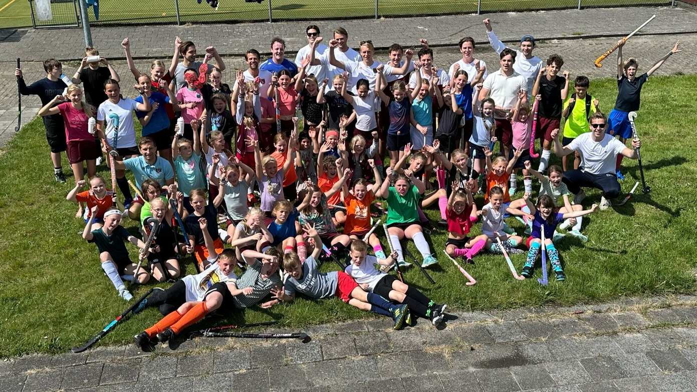 Gezellige drukte op hockeyclub Roden