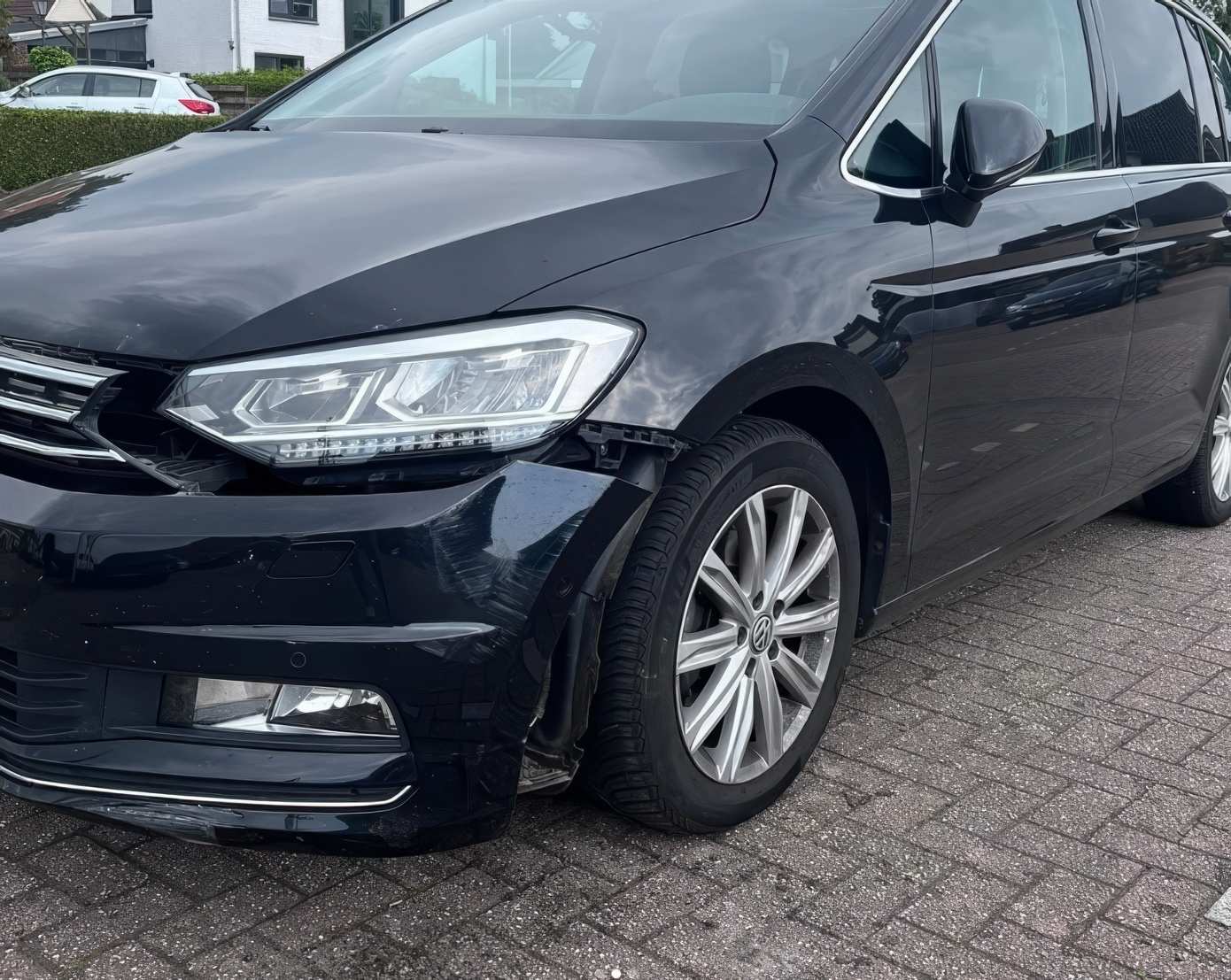 Automobilist rijdt geparkeerde auto aan in Grootegast; politie zoekt getuigen