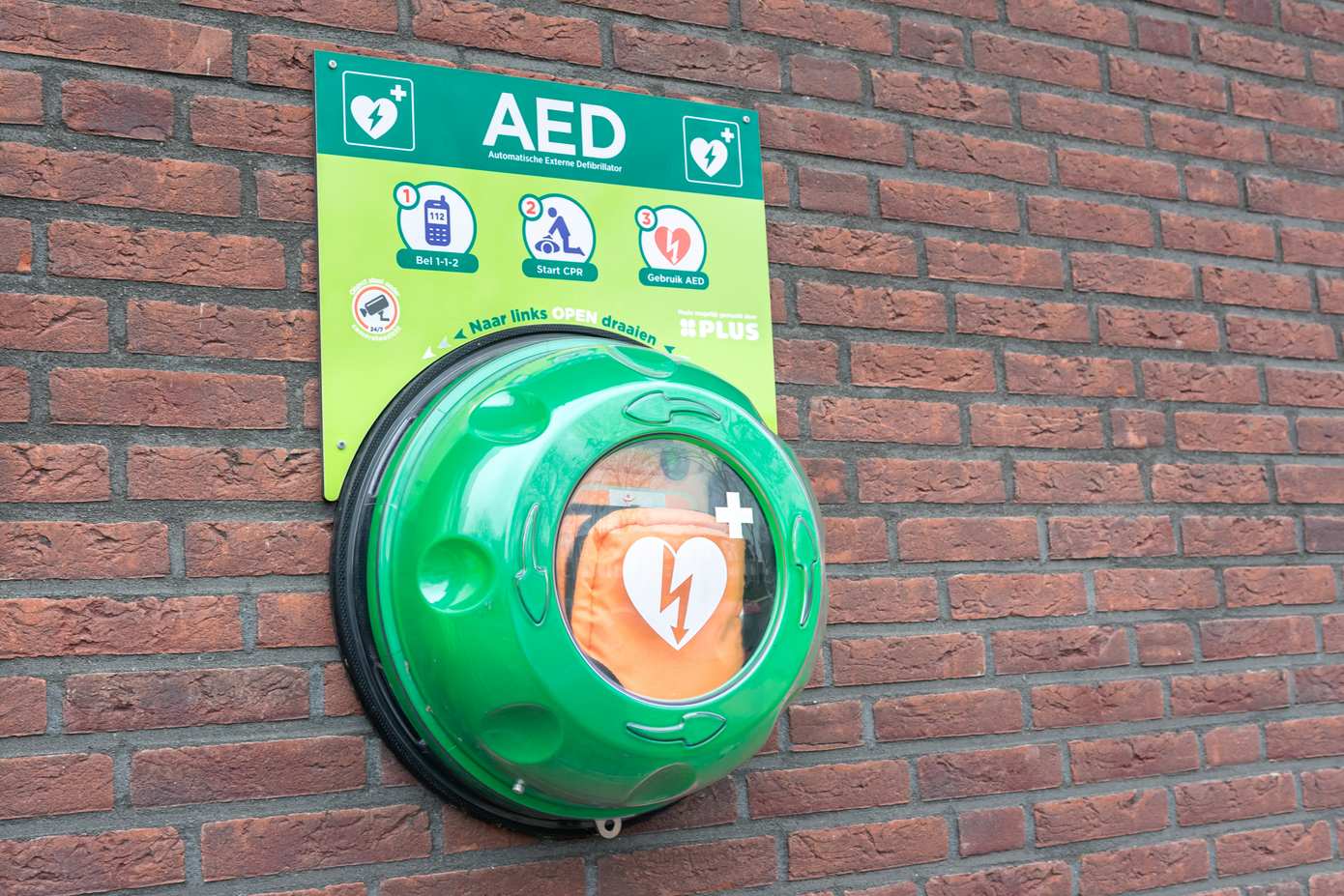 Buitendienstmedewerkers helpen levens redden met AED’s 
