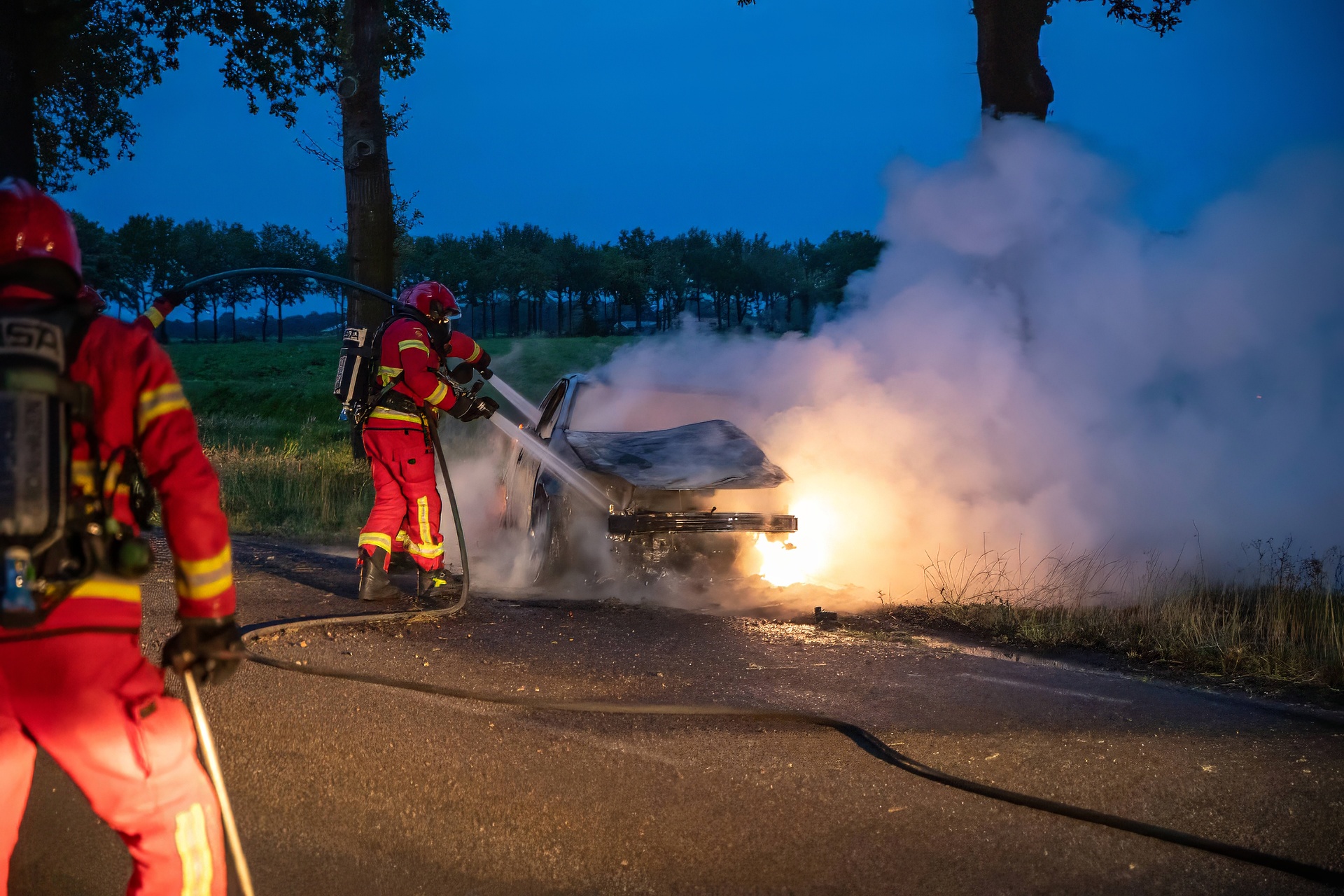 Auto volledig uitgebrand na botsing tegen boom in Ter Apelkanaal