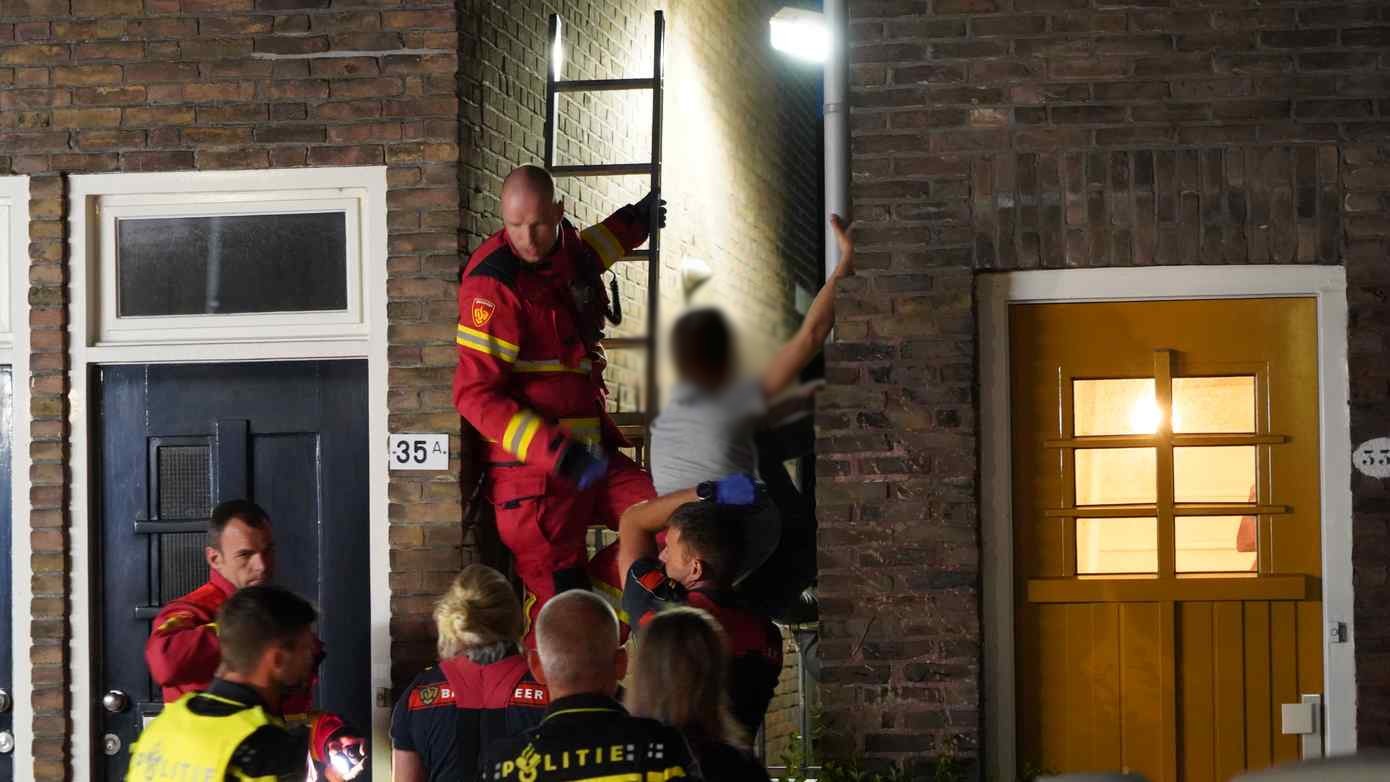 Brandweer ingezet voor jongen die met voet in hek met spijlen vast zit