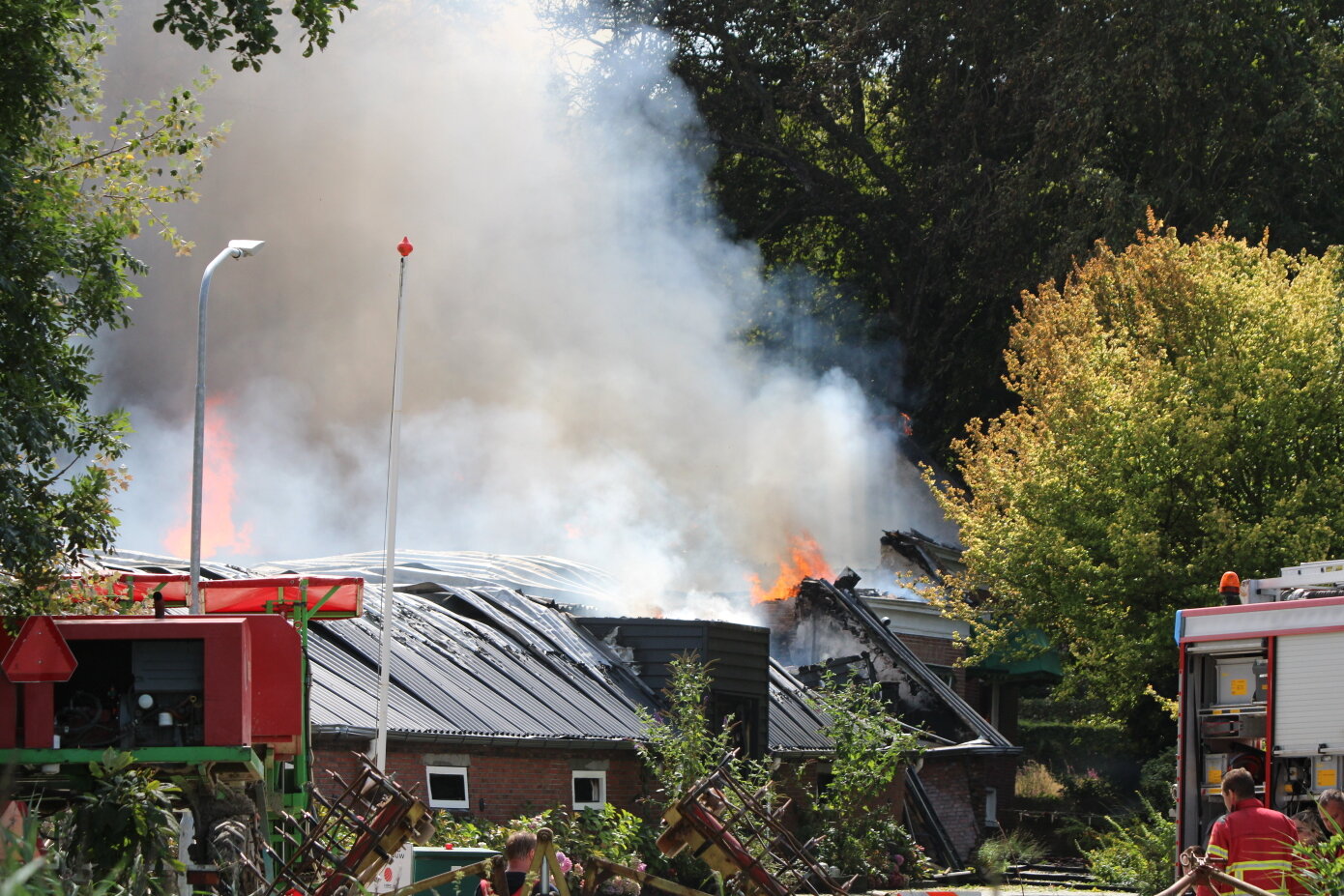 Grote brand verwoest drie schuren en woonhuis bij akkerbouwbedrijf in Godlinze