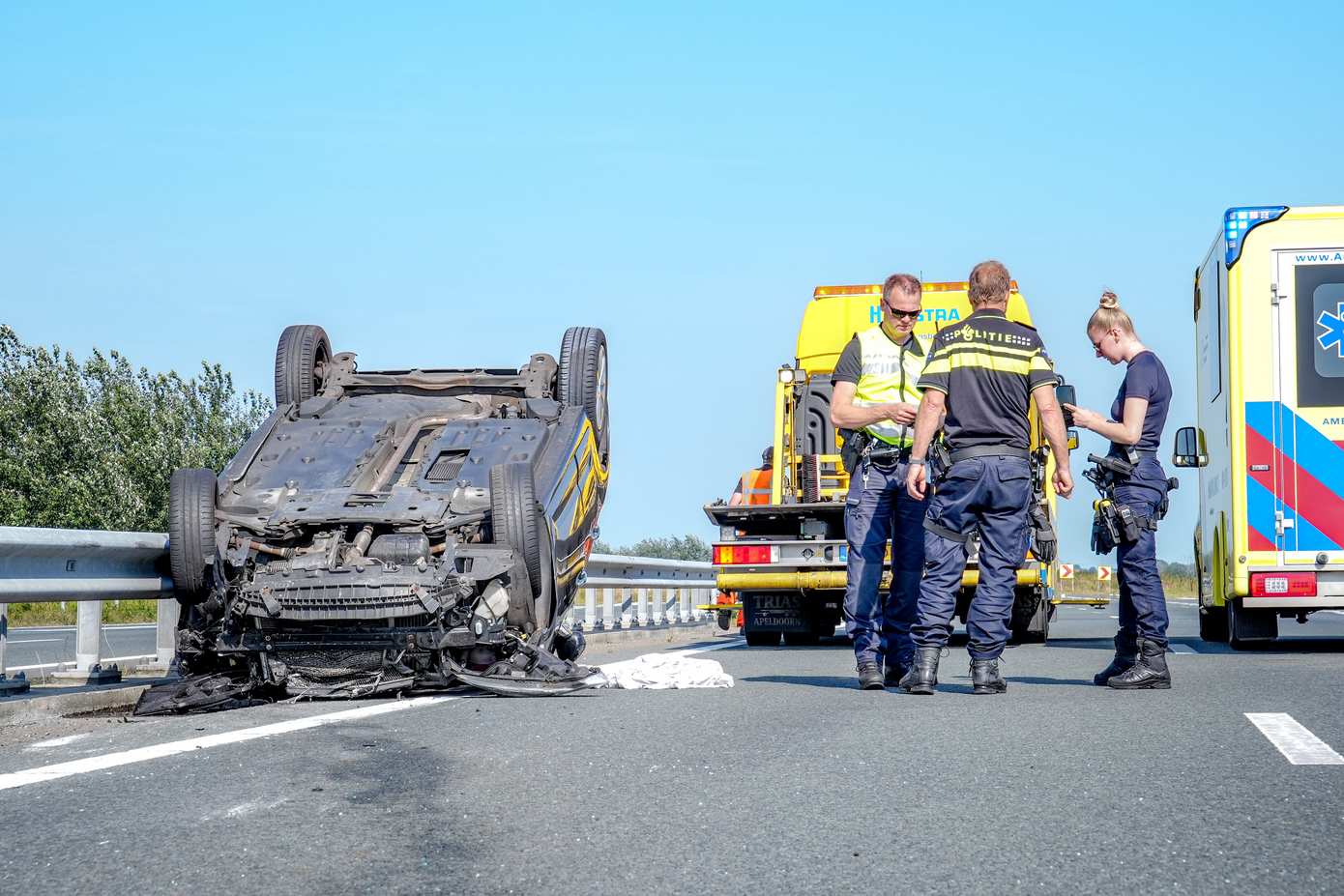 Auto vliegt over de kop op N33, weg volledig dicht