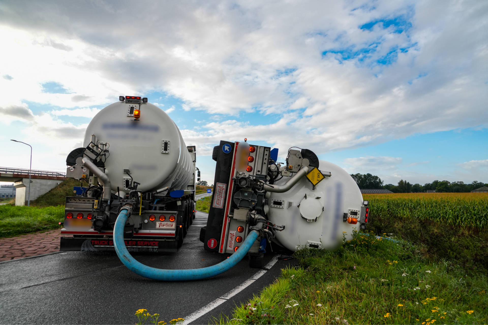 Vrachtwagen met lading slib kantelt bij Ter Apelkanaal