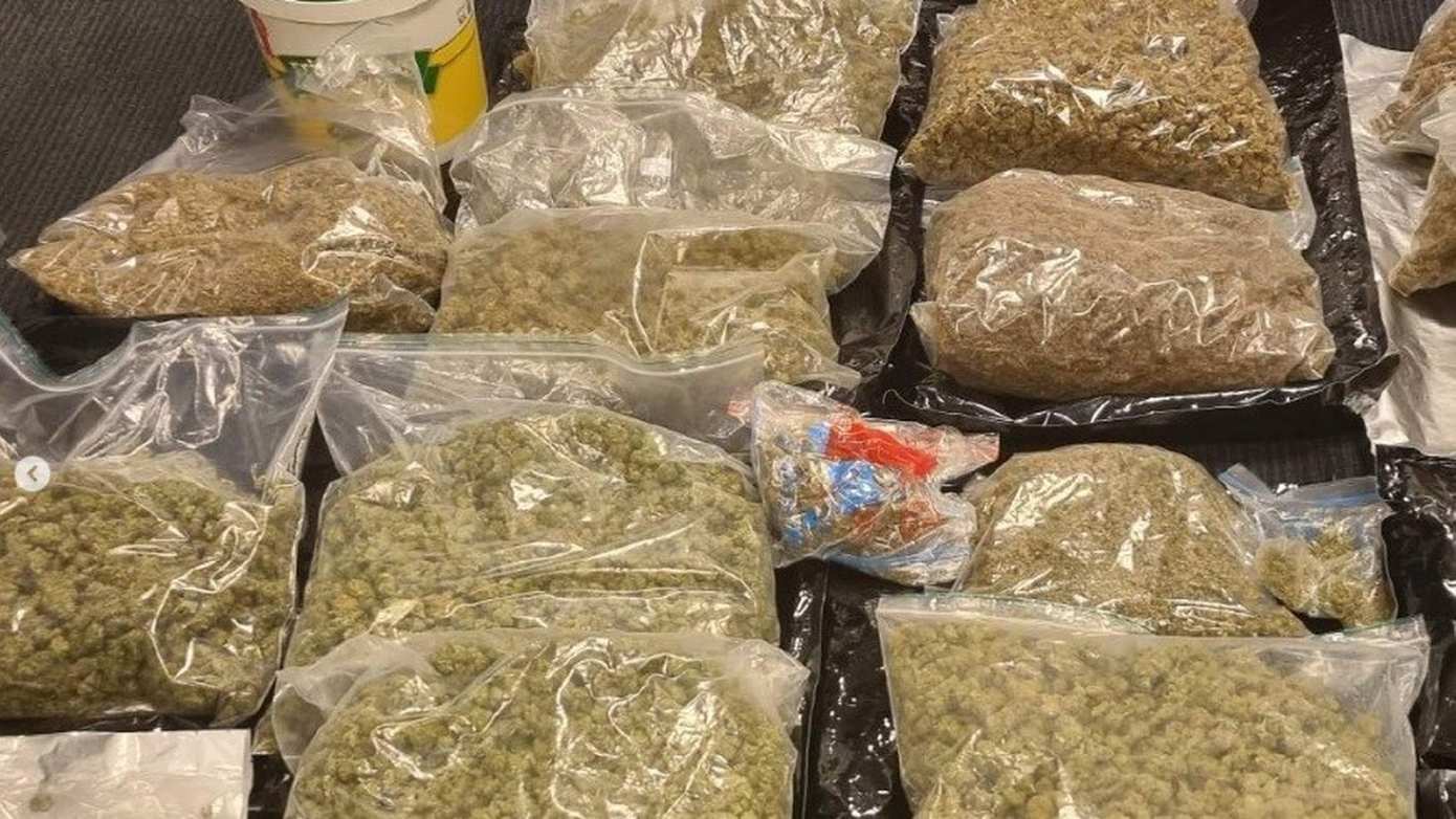 Politie vindt 25 kilo softdrugs, duizenden euro's en replica wapens tijdens inval