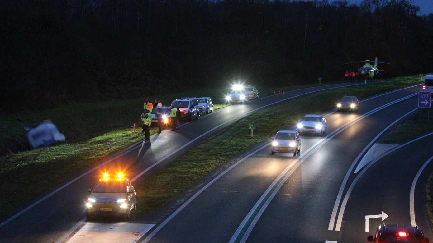 Traumahelikopter ingezet bij eenzijdig ongeval met bestelbus