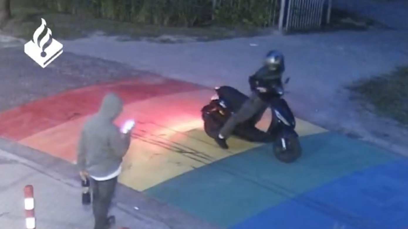 Politie toont herkenbare beelden van daders vernieling regenboogzebrapad