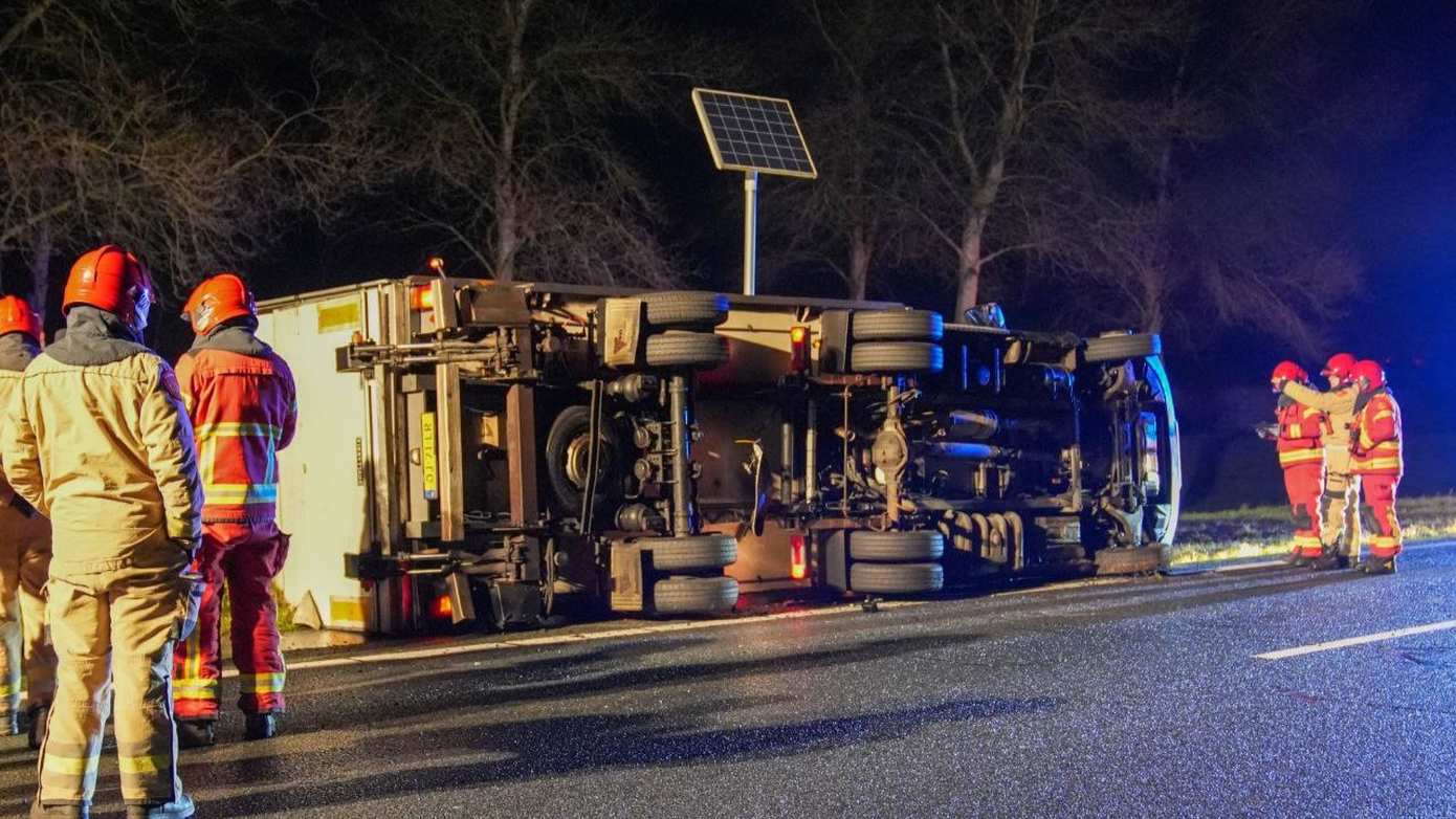 N33 tijdelijk gedeeltelijk afgesloten vanwege gekantelde vrachtwagen