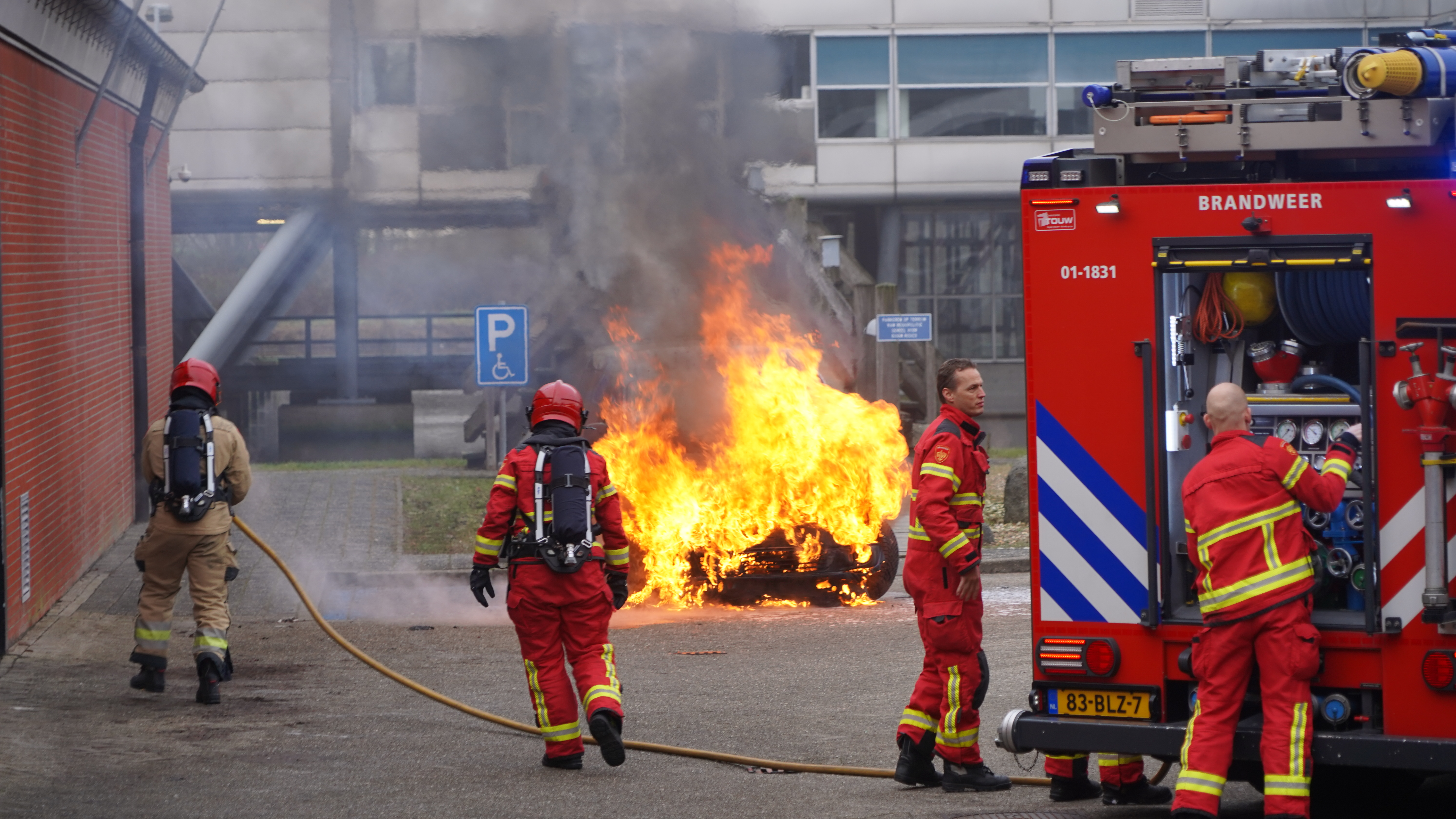 Flitsbus in de brand op terrein van politiebureau