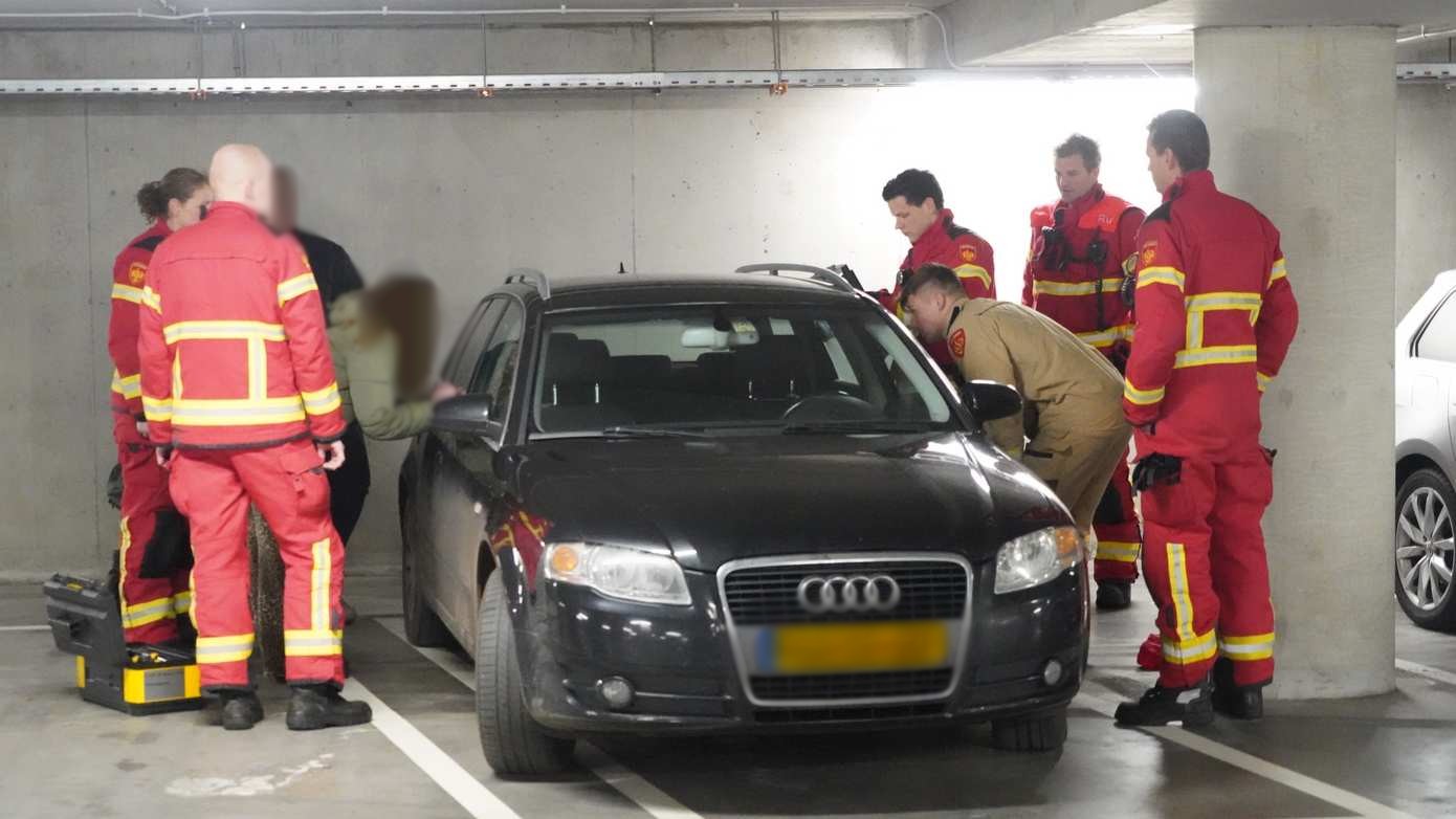 Brandweer forceert autoraam om kindje uit auto te halen