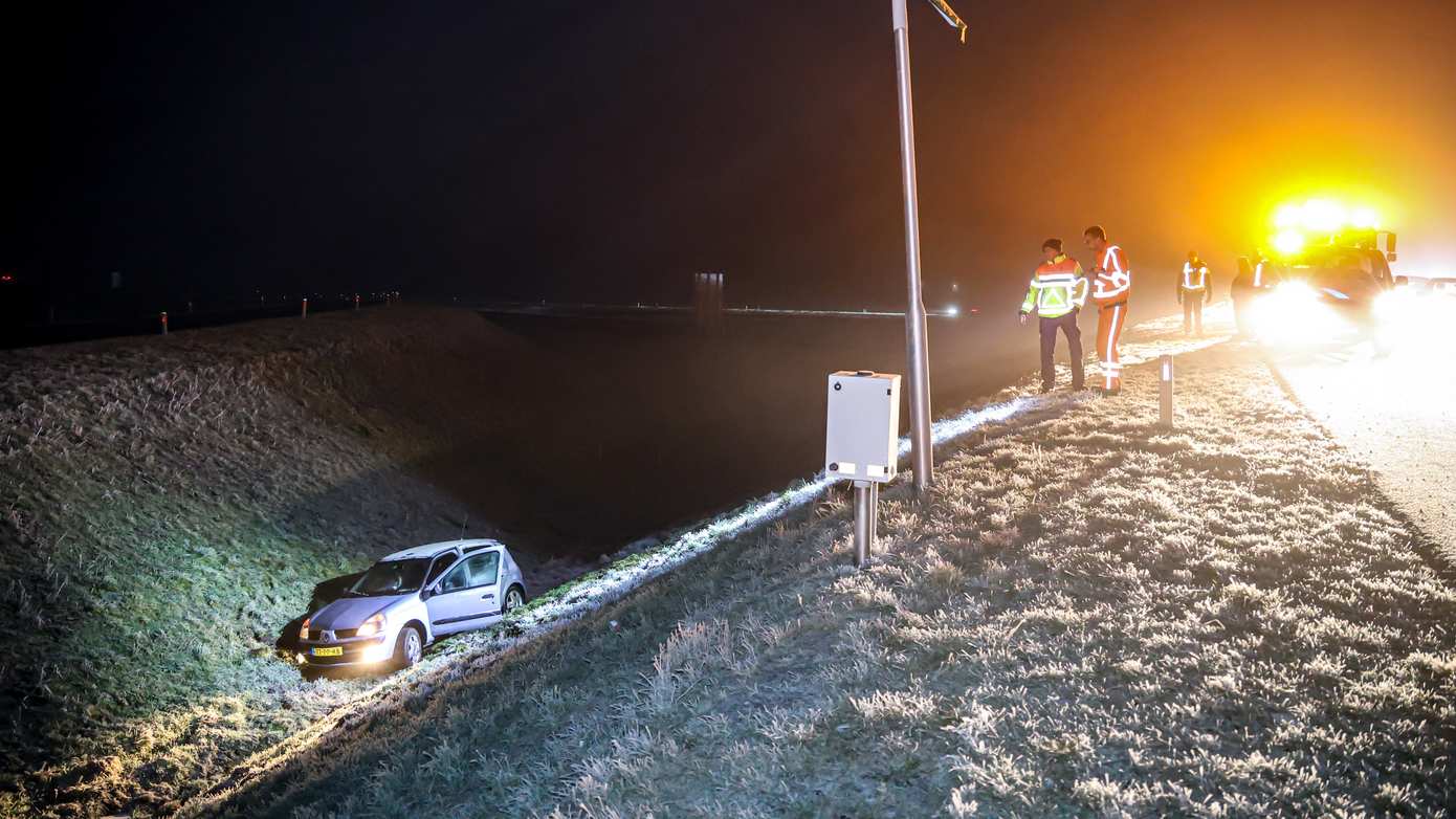 Auto raakt van de weg op N33