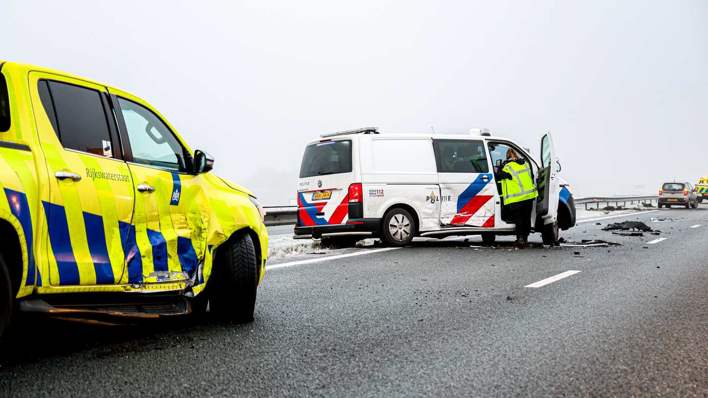 Automobilist botst op voertuig van Rijkswaterstaat, politie en vrachtwagen tijdens afhandeling ongeval