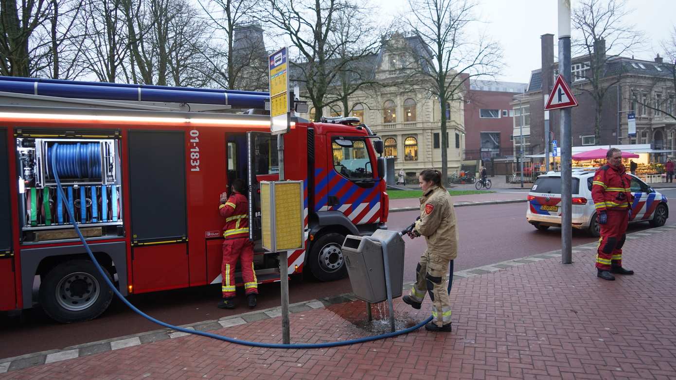 Brandweer rukt uit voor brand in prullenbak