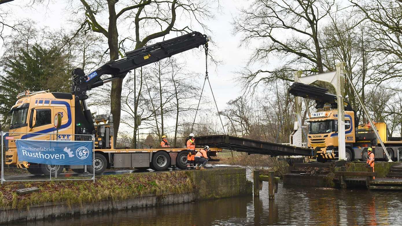 Brugdek monumentale brug Slochteren eruit getild