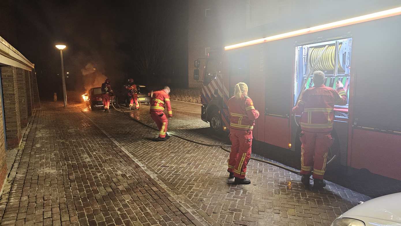 Uitslaande brand verwoest auto in stad