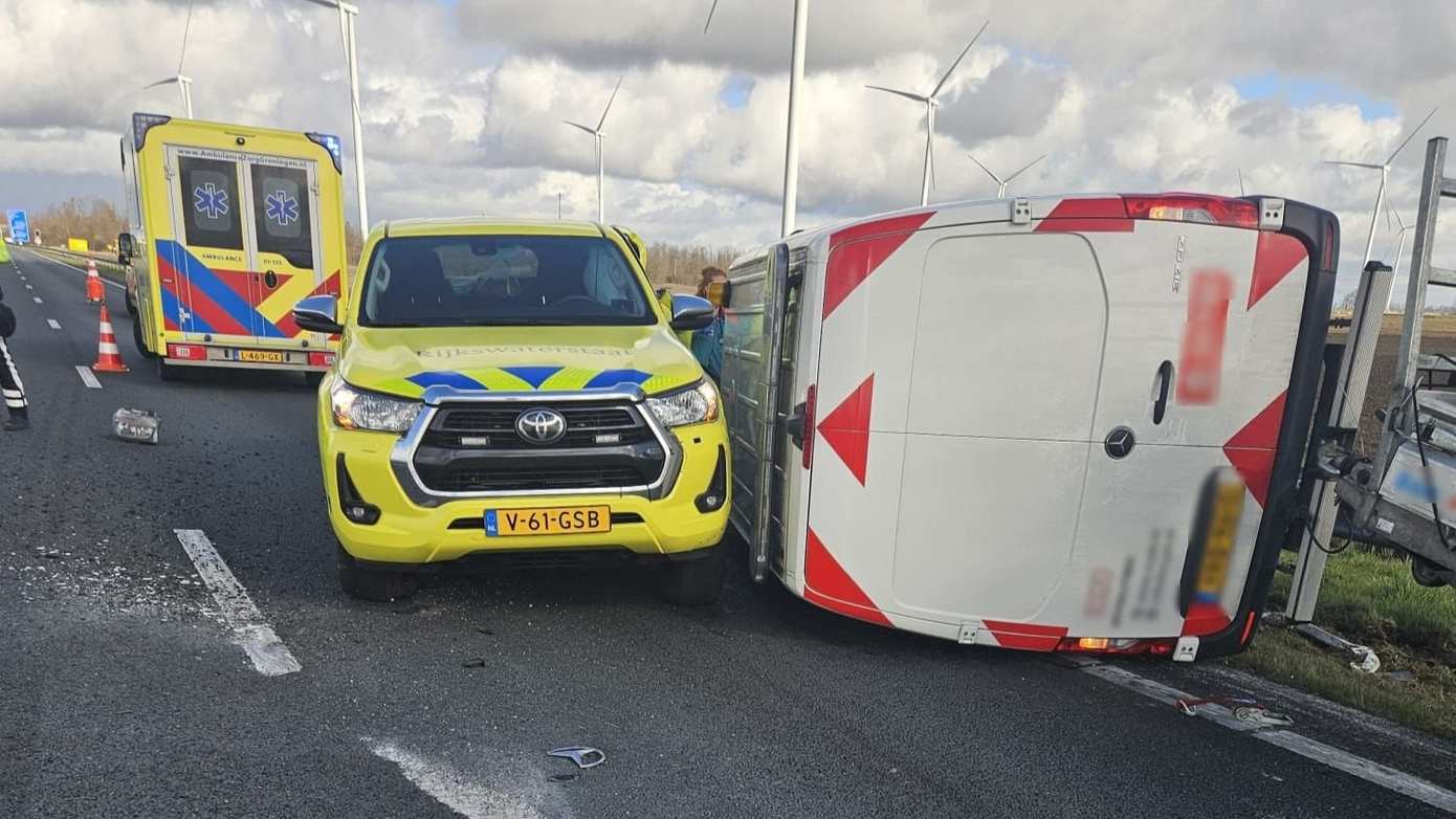 Busje rijdt auto van rijkswaterstaat aan die bij pechgeval staat op N33