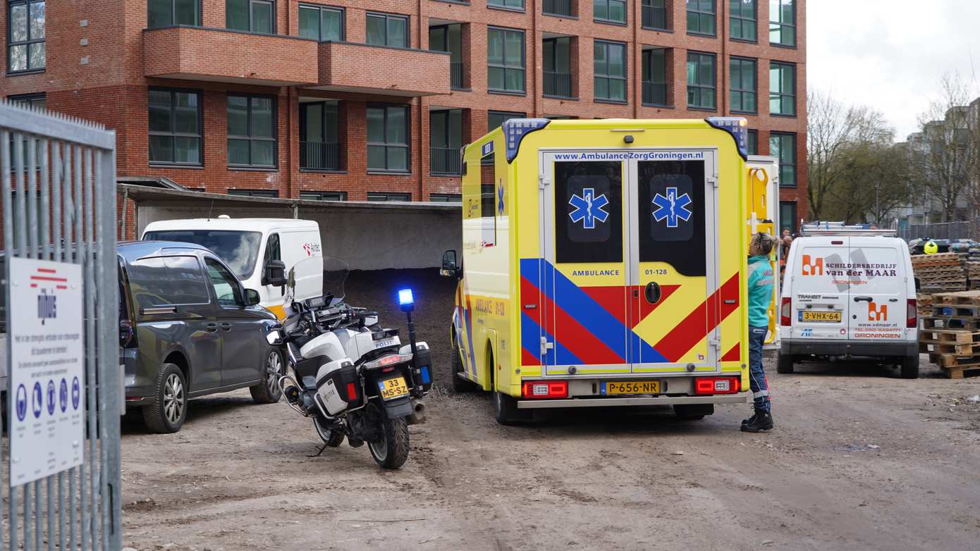 Vrachtwagen kantelt op bouwterrein