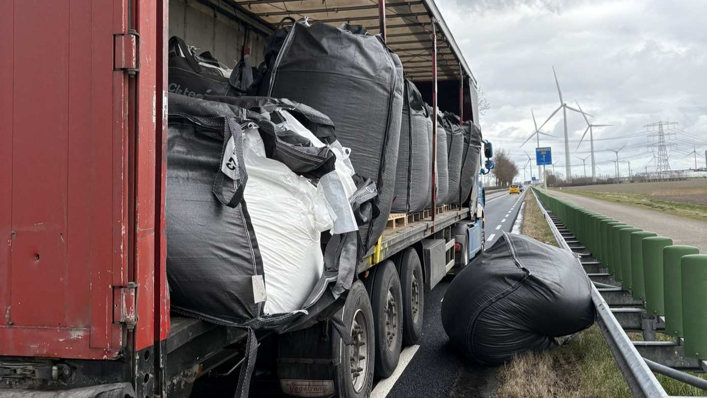 Vrachtwagen verliest lading zout